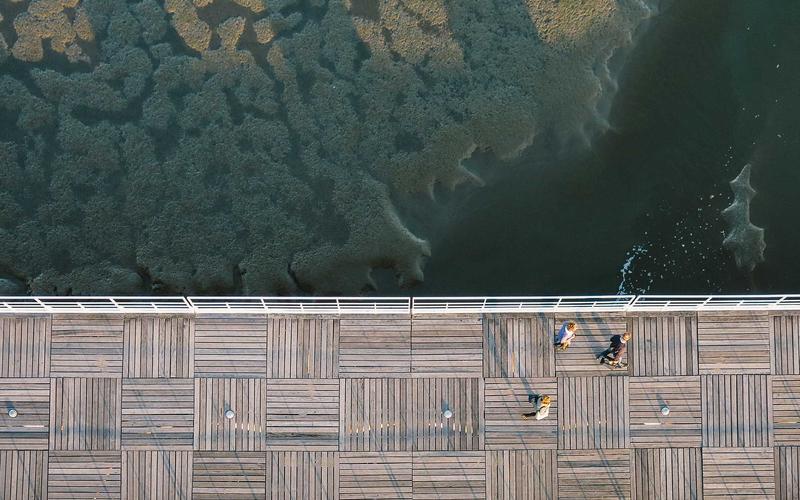 Golden hour na weselu — zdjecia o zachodzie slonca